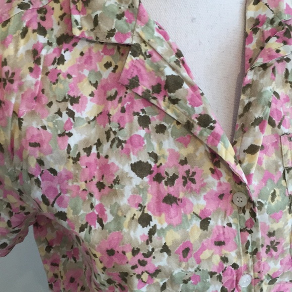 🌺Pretty floral button down🌺 - Picture 5 of 5